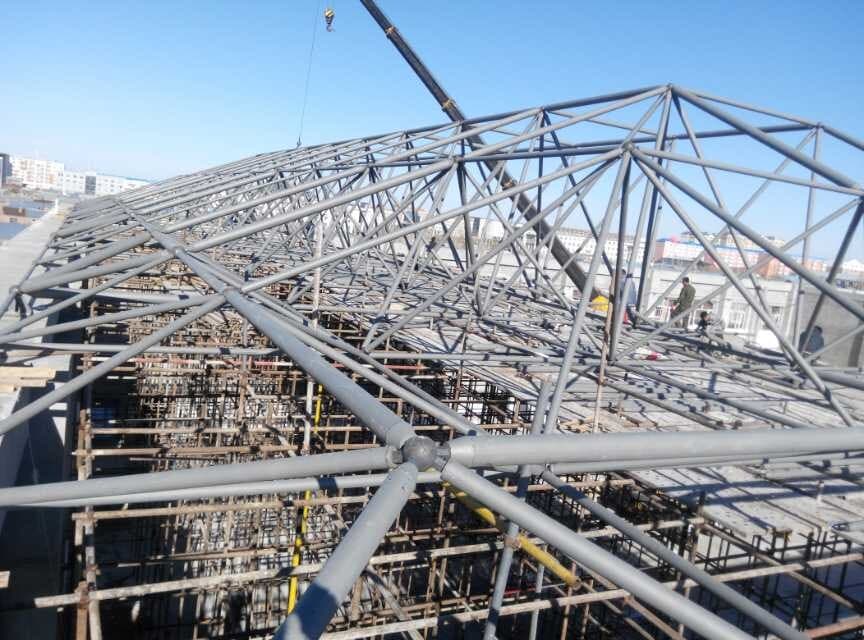 新民商贸城屋顶网架工程