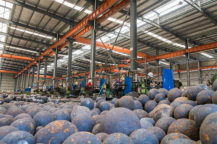 新民网架配件车间